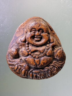 Antig Pim 314 พระสังกัจจายน์เนื้อดินเผา เจ้าของเดิมบูชาด้วยการเคลือบแลคเกอร์ ไม่ทราบที่ครับ เนื้อหาดูเก่าพอมีอายุ