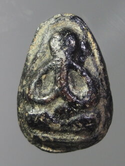 Antig on TT 002 พระปิดตาเนื้อผงคลุกรัก ไม่ทราบที่ เนื้อหาเก่า มีอายุครับ