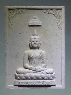 รหัสสินค้า พระมีกล่อง 368 พระพุทธอังคีรส หลังยันต์ตรีนิสิงเห วัดกลาง จังหวัดลพบุรี ขนาดเทียบกับเหรียญบาท