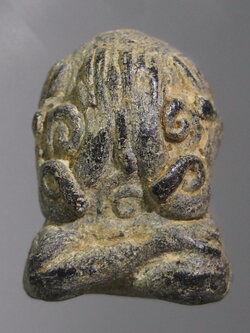 Antig on TT 003 พระปิดตา เนื้อผงใบลาน พิมพ์ยันต์ยุ่ง หลังเรียบ ไม่ทราบที่ เนื้อหาเก่ามีอายุ ไขขึ้นแล้วครับ พระรายการนี้ให้เช่าบูชาแล้ว