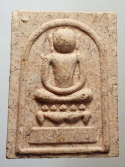 รหัสสินค้า พระสมเด็จ วัดต่างๆ 479 พระสมเด็จเนื้อผงพิมพ์ไกเซอร์ หลวงเตี่ยสุรเสียง วัดป่าเลิงจาน สร้างปี 2553 ที่ระลึกในงานครบรอบอายุ 70 ปี