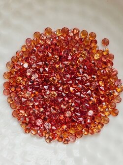 แซฟไฟร์ส้มอมเหลืองกลม 2.3-2.7mm. 1 กะรัต