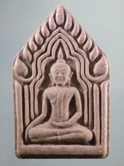 รหัสสินค้า พระเนื้อดิน เนื้อผง เนื้อว่าน 185 พระขุนแผนพุทไธศวรรย์ พิมพ์แขนอ่อน เนื้อผงพุทธคุณ หลวงพ่อหวล วัดพุทไธศวรรย์ สร้างโดยกองทุนหลวงปู่ปาน จัดสร้างปี 2547 หายาก สร้างน้อย ไม่ค่อยพบเจอ