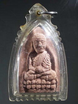 รหัสสินค้า หลวงปู่ทวด วัดต่างๆ 273 หลวงปู่ทวดเนื้อผง พิมพ์ถือลูกแก้ววิเศษ วัดสูงเม่น อำเภอสูงเม่น จังหวัดแพร่ ที่ระลึกฉลองหอพระไตรปิฎก ปี 2554