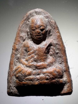 รหัสสินค้า พระไม่ทราบที่ 426 หลวงพ่อเงินเนื้อดินเผา ด้านหลังกดเป็นตราจมลึกลงไปในเนื้อพระ ฝังกรุเพื่อสืบต่ออายุพระพุทธศาสนา ไม่ทราบกรุ พระรายการนี้ให้เช่าบูชาแล้ว