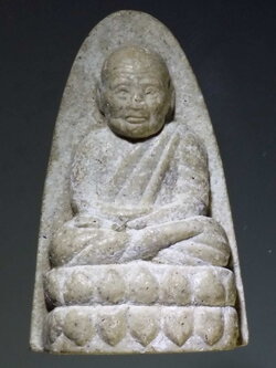 รหัสสินค้า หลวงปู่ทวด วัดต่างๆ 242 หลวงปู่ทวดเนื้อผง พุทธคุณ ฝังแร่มวลสาร หลังยันต์นะเฉลียวเพชร ไม่ทราบวัดที่สร้าง