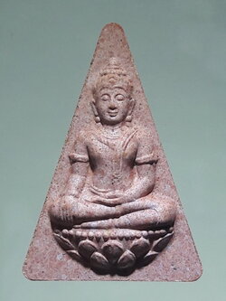 รหัสสินค้า พระมีกล่อง 030 พระนางพญา สก.เนื้อผง สภาผู้แทนราษฎรจัดสร้างปี 2547