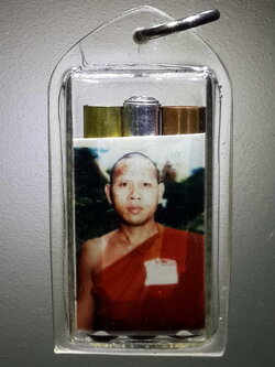 รหัสสินค้า เครื่องราง ล็อตเก็ต ภาพถ่าย 096 ภาพถ่ายสีหลังตะกรุด พระเกจิไม่ทราบที่