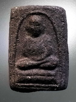 รหัสสินค้า หลวงปู่ทวด วัดต่างๆ 489 หลวงปู่ทวด เนื้อว่าน วัดช้างให้ จังหวัดปัตตานี ไม่ทราบปีที่สร้าง เนื้อหาเก่า มีอายุ