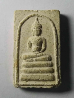 รหัสสินค้า พระสมเด็จ วัดต่างๆ 172 พระสมเด็จพิมพ์พระพุทธปางอุ้มบาตร หลังยันต์ไม่ทราบที่ ด้านหลังมีชื่อย่อ วัด ว.ธ.ว. สร้างปี 2550