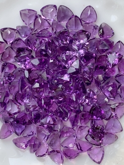 อเมทิสสามเหลี่ยม 4 มม. 5 กะรัต