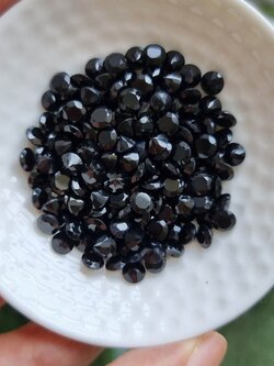 พลอยนิลแท้กลมเจียรเหลี่ยม 5.0 mm. 5 กะรัต