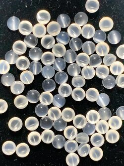 มูนสโตนกลมหลังเบี้ย (ตาแมว) 5 mm. 5 กะรัต