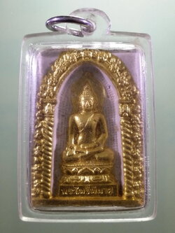 Antig FB 12192 สมเด็จพระไพรีพินาศ เนื้อผงปิดทองคำเปลว ที่ระลึก 80 พรรษา สมเด็จพระญาณสังวร สมเด็จพระสังฆราชฯ วัดบวรนิเวศวิหาร กรุงเทพฯ สร้างปี 2536 เลี่ยมพลาสติกอย่างหนางานมือ ใช้งานได้อีกนาน