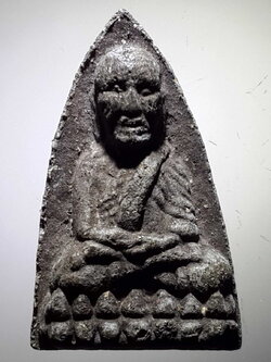 รหัสสินค้า หลวงปู่ทวด วัดต่างๆ 374 หลวงปู่ทวดเนื้อว่าน หลังยันต์ ตัวอักษรเล็กมาก อ่านไม่ออก ไม่ทราบวัด