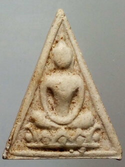 รหัสสินค้า พระไม่ทราบที่ 178 พระเนื้อผงปางสมาธิ นั่งฐานบัว พิมพ์สามเหลี่ยม ไม่ทราบที่