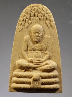 รหัสสินค้า พระมีกล่อง 3787 พระผงหลวงปู่ทวด พิมพ์ปรกโพธิ์ ฐานงูจงอาง หลังยันต์ห้า มูลนิธิสามสมเด็จ จัดสร้าง พระสวยกล่องเดิมครับ