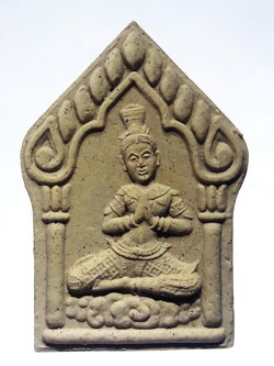 รหัสสินค้า พระมีกล่อง 324 พระขุนแผนวิทยาธร พระอาจารย์เก่ง วัดเขาถ้ำพระ จังหวัดสุราษฎร์ธานี ขนาดเทียบกับเหรียญบาท พระสวย กล่องเดิม