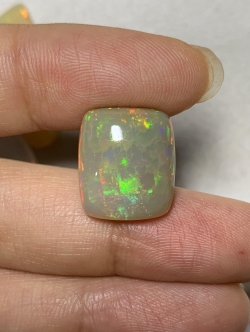 White opal 11.81 กะรัต