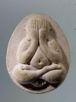 Antig Pim 248 พระปิดตาเนื้อผง หลังธรรมจักร หลวงพ่อคูณ วัดบ้านไร่ รุ่นกูให้ทำ