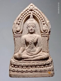 รหัสสินค้า พระเนื้อดิน เนื้อผง เนื้อว่าน 793 พระพุทธชินราช พิมพ์เสมาใหญ่ รุ่นปิดทอง สร้างปี 2547 วัดพระศรีรัตนมหาธาตุ จังหวัดพิษณุโลก ขนาดเมื่อเทียบกับเหรียญบาท