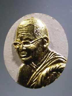 รหัสสินค้า พระมีกล่อง 3914 พระผงรูปเหมือนปิดทองคำเปลว พระธรรมกวี วัดป่านาบุญ จังหวัดสุโขทัย สร้างปี 2557 ที่ระลึกอายุครบ 84 ปี