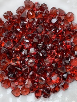 โกเมนหัวใจ 4 มม. 5 กะรัต