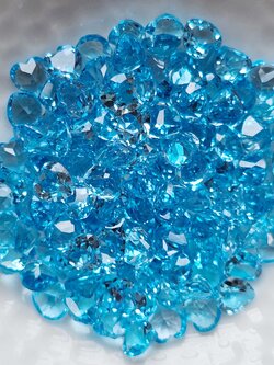 พลอยบลูโทปาสหัวใจ 5.5-5.7มม. 5 กะรัต