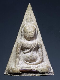 รหัสสินค้า พระไม่ทราบที่ 291 พระนางพญาเนื้อผง ฝังตะกรุด หลังยันต์เฑาะว์ ไม่ทราบที่ สร้างปี 2541