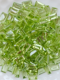 เพอริดอทสี่เหลี่ยม 5x3 มม. 5 กะรัต