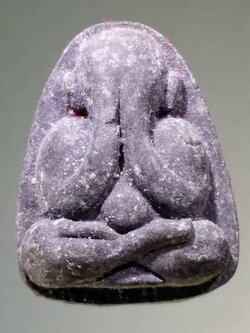 รหัสสินค้า พระไม่ทราบที่ 273 พระปิดตา เนื้อผงใบลาน ด้านหลังมีตราสัญลักษณ์ ไม่ทราบที่