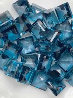 ลอนดอนบลูโทปาสสี่เหลี่ยม 6 มม. 5 กะรัต