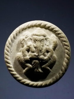 รหัสสินค้า พระไม่ทราบที่ 438 พระพิฆเณศวรเนื้อผงจันทร์ลอย หลังเศียรพ่อแก่ ไม่ทราบที่