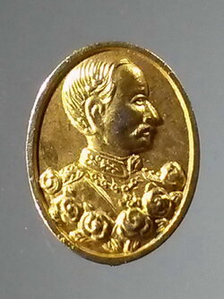 รหัสสินค้า พระมหากษัตริย์และบุคคลสำคัญ 313 เหรียญกะไหล่ทอง รูปไข่เล็ก รัชกาลที่ 5 หลังพระประจำวันจันทร์ เหมาะสำหรับสุภาพสตรี และเด็กเนื่องจากมีขนาดเล็ก