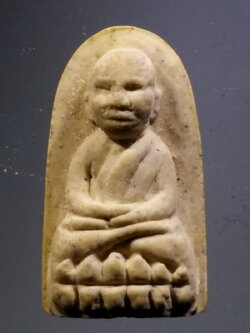 รหัสสินค้า พระมีกล่อง 3825 หลวงปู่ทวดเนื้อผง พิมพ์พระรอด อธิษฐานจิต โดยหลวงปู่ทิม วัดพระขาว อำเภอบางบาล จังหวัดอยุธยา