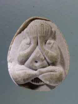 Antig Pim 299 พระปิดตาเนื้อผง หลวงพ่อแพ วัดพิกุลทอง จังหวัดสิงห์บุรี หลังยันต์พระเจ้าห้าพระองค์ นะโมพุทธายะ และยันต์พุฒซ้อน