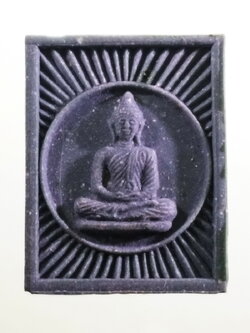 รหัสสินค้า พระมีกล่อง 4011 พระธรรมกายเนื้อผง ฝังเม็ดพระธาตุ ด้านหลัง วัดหลวงพ่อสดธรรมกายาราม อำเภอดำเนินสะดวก จังหวัดราชบุรี จัดสร้าง