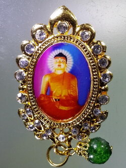 Antig Pim 351 ล็อกเก็ตเข็มกลัดกะไหล่ทอง ฝังเพชร พระพุทธเมตตา พุทธคยา ประเทศอินเดีย