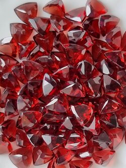 โกเมนสามเหลี่ยม 5 มม. 5 กะรัต