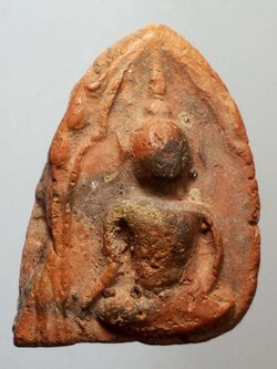 รหัสสินค้า พระไม่ทราบที่ 180 พลายคู่ตัดเดี่ยว น่าจะเป็นพระกรุ บางคนดูเป็นพระเกจิ ไม่ทราบที่ เนื้อดินแห้งละเอียดมาก พระรายการนี้ให้เช่าบูชาแล้ว