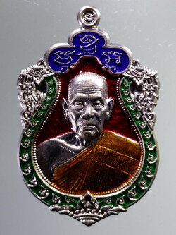 รหัสสินค้า พระมีกล่อง 012 เหรียญเสมาพระพรหม เนื้ออัลปาก้าลงยา 3 สี รุ่น พรหมพัฒน์พันล้าน ๒ หลวงพ่อพัฒน์ วัดห้วยด้วน อำเภอหนองบัว จังหวัดนครสวรรค์ ตอกโค๊ต หมายเลข ๖๒