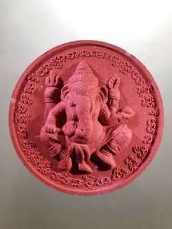 Antig LSD 441 พระพิฆเณศวร เนื้อผงจันทร์ลอย ปลุกเสกพิธีจตุคามรามเทพ วัดพระธาตุดอยสุเทพ จังหวัดเชียงใหม่ รุ่นปฐมบารมีศรีล้านนา พระสวย กล่องเดิมครับ