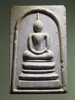 รหัสสินค้า พระเนื้อดิน ผง ว่าน 10501 พระสมเด็จเนื้อผงน้ำมัน หลังรูปเหมือนหลวงพ่อแพ วัดพิกุลทอง จังหวัดสิงห์บุรี ไม่ทราบปีที่สร้าง