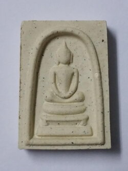 รหัสสินค้า พระมีกล่อง 003 พระสมเด็จพิมพ์คะแนน หลวงพ่ออุดมทรัพย์ วัดประสิทธิเวช อำเภอองครักษ์ จังหวัดนครนายก มีโค๊ตใต้ฐาน พระมีหลายองค์ ขอถ่ายรูปครั้งเดียวนะครับ