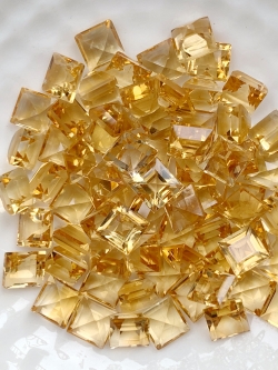 ซิทรินอ่อนสี่เหลี่ยม 5 มม. 5 กะรัต