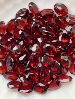 โกเมนไข่ 7X5 มม. 5 กะรัต