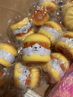 SQ23002- พร้อมส่งจากไทย สกุชชี่พัฟเเมว ลายส้มชิ้นพอดีมือ สโลวืกลื่นขนมปังออน่ๆ