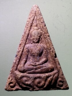 รหัสสินค้า พิษณุโลก 019 พระนางพญา จุฬามณี หลังพระนามย่อ สธ. วัดจุฬามณี สร้างปี 2539 จังหวัดพิษณุโลก