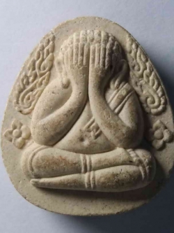 รหัสสินค้า พระปิดตา ทั่วไป 077 พระปิดตาเนื้อผง หลวงปู่ทวด วัดช้างให้ จ.ปัตตานี รุ่นมหาราช สร้างปี 2538 ที่ระลึกเฉลิมพระเกียรติครองราชย์ 50 พรรษา พระรายการนี้ให้เช่าบูชาแล้ว