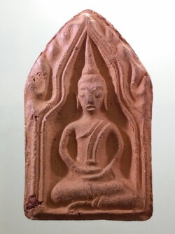 Antig FB 12133 พระขุนแผนเนื้อดินเผา พิมพ์ทรงพล ยุทธหัตถี 414 จังหวัดสุพรรณบุรี ขนาดเทียบกับเหรียญบาท